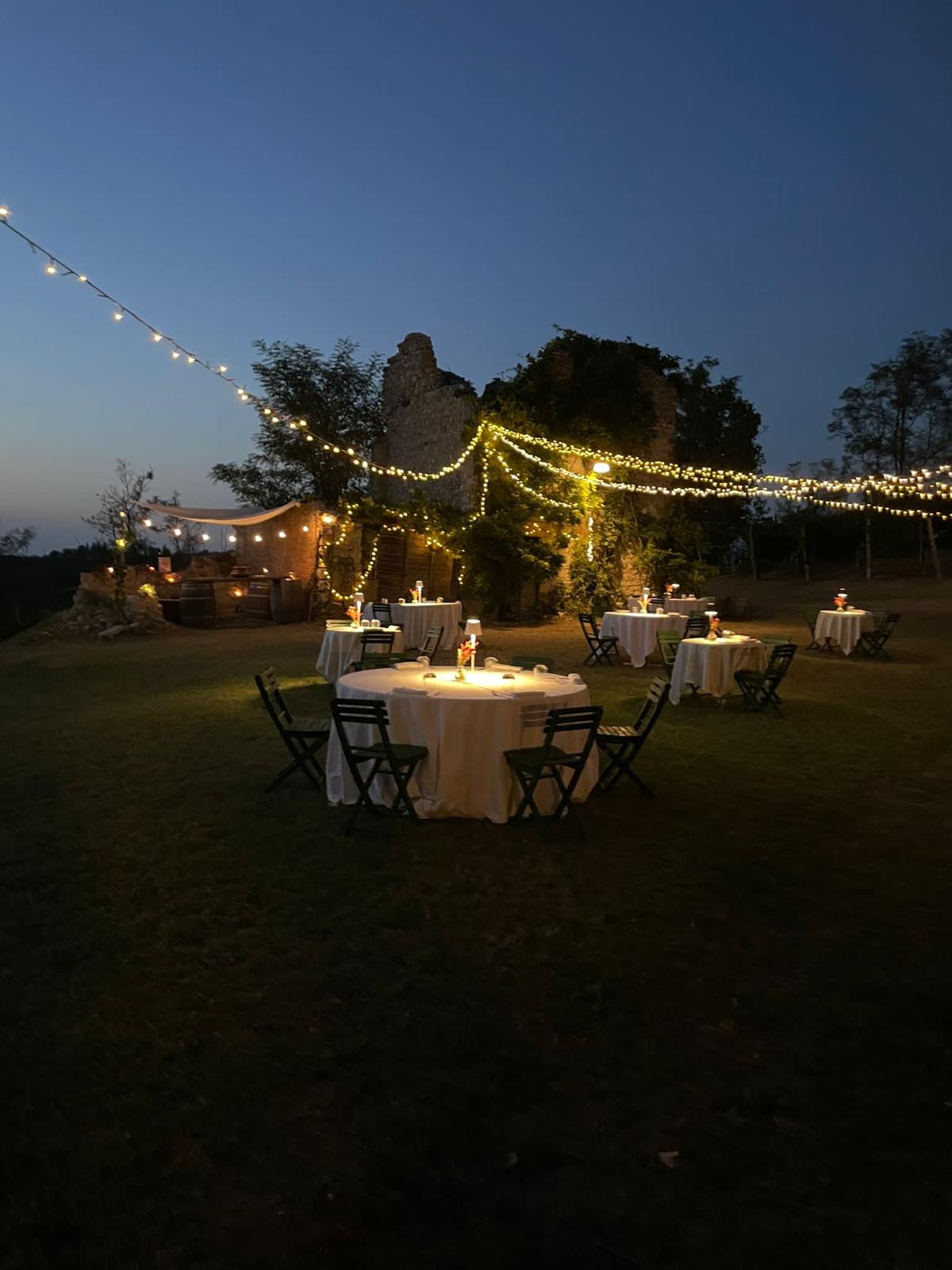 Cena sotto le luci